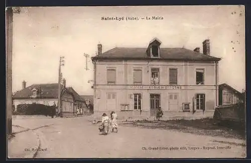 AK Saint-Lyé, La Mairie et enfants sur la place du village