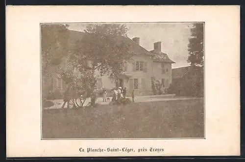 AK La Planche-Saint-Léger, près Troyes, Maison élégante avec personnages devant l`entrée