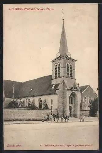 AK Saint-Parres-lès-Vaudes, L`Église et groupe de personnes devant l`entrée