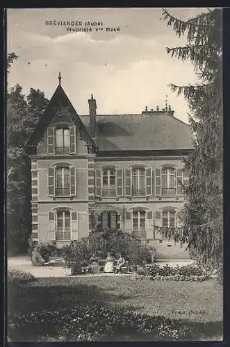 AK Bréviandes, Propriété Vve Macé et jardin avec visiteurs assis