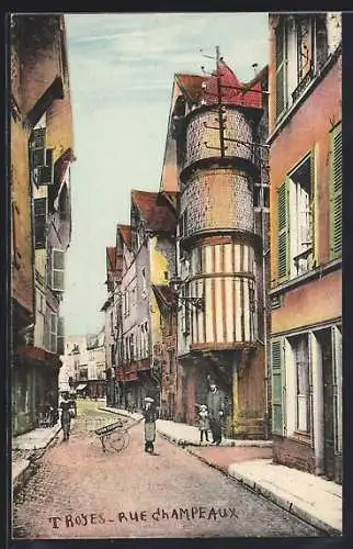 AK Troyes, Rue Champeaux avec bâtiments à colombages et passants