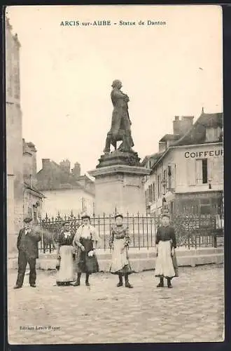 AK Arcis-sur-Aube, Statue de Danton et passants devant la place principale