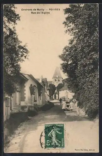 AK Poivres, Rue de l`Église avec vue sur le clocher et passants