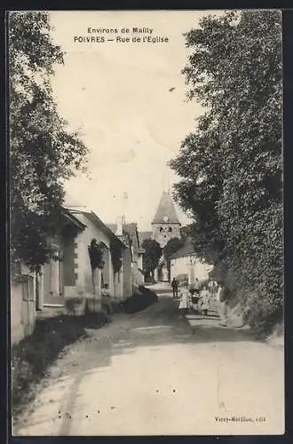 AK Poivres, Rue de l`Église avec vue sur le clocher et passants