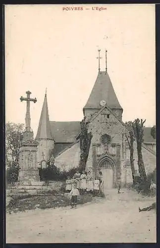 AK Poivres, L`Église avec croix et enfants devant l`entrée