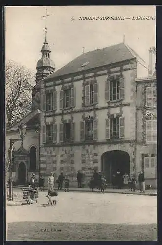 AK Nogent-sur-Seine, L`Hôtel-Dieu et passants sur la place