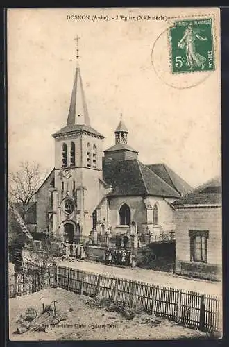 AK Dosnon, L`Église du XVIe siècle avec villageois devant l`entrée