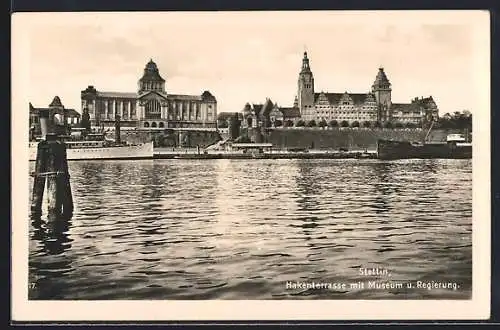 AK Stettin, Hakenterrasse mit Museum und Regierung vom Wasser aus gesehen, Dampfer an der Anlegestelle