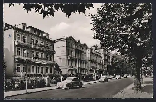 Foto-AK Bad Homburg v. d. Höhe, Kaiser-Friedrich-Promenade mit Hotel Excribens, Auto BMW 501 Barockengel