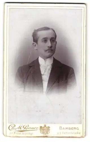 Fotografie Ch. M. Bauer, Bamberg, a. d. Kettenbrücke, Christian Friess in Anzug und Krawatte