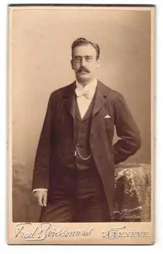 Fotografie Fréd. Boissonnas, Genève, Quai de la Poste 4, Porträt eines eleganten Herrn