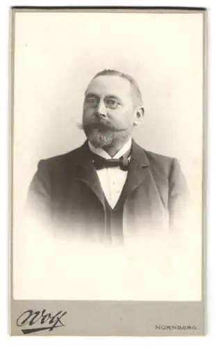 Fotografie Valentin Wolf, Nürnberg, Breite Gasse 90, Hans W. Farnbacher mit Zwicker