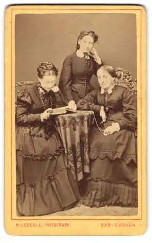 Fotografie M. Lederle, Bad Dürkheim, Gau-Strasse 400, Anna, Elise und Christine Fitz an einem Tisch