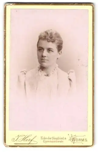 Fotografie J. Herz, Worms, Ecke der Siegfried- & Gymnasiumstrasse, Marie Beysiegel in hellem Kleid