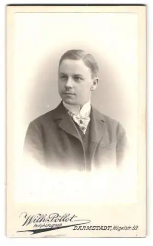 Fotografie Wilh. Pöllot, Darmstadt, Hügelstr. 59, Albrecht Bernhard im Anzug