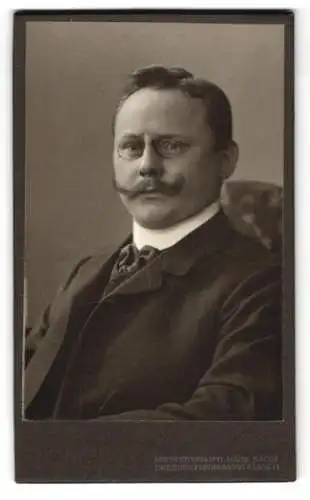 Fotografie Hahn Nachf., Dresden, Ferdinandstr. 1, Paul Luberk mit Zwicker