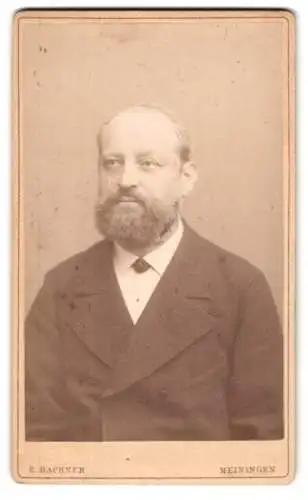 Fotografie R. Bachner, Meiningen, Georgstrasse 22, Herbert in Anzug und Krawatte