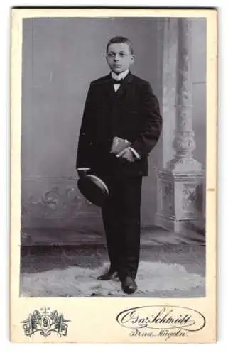 Fotografie Osw. Schmidt, Pirna, Jackbäerstrasse, Rudolph Heideman mit Hut und Buch