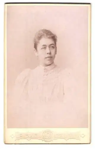 Fotografie C. Ruf, Freiburg i.B., Kaiserstrasse 5, Gisela Kuntz in hochgeschlossenem Kleid