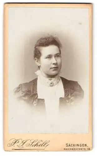 Fotografie P. J. Schell, Säckingen, Rheinbrückstr. 10, Frau Schorr im Alter von 19 1/2 Jahren