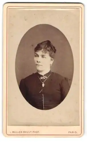 Fotografie L. Muller-Rault, Paris, Rue de Rivoli 48, Madame Mathaus in dunkem Kleid