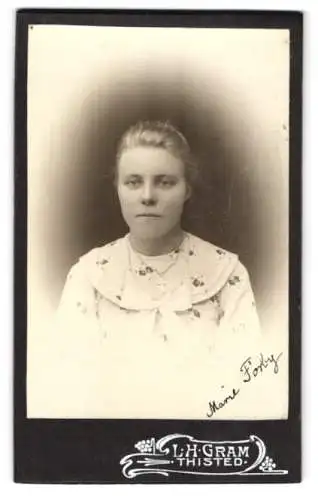 Fotografie L. H. Gram, Thisted, Marie Förly mit Kreuzanhänger