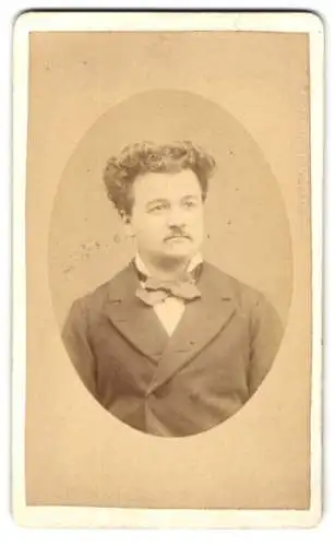 Fotografie unbekannter Fotograf und Ort, Camille Feuilly im Porträt