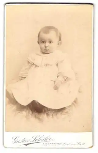 Fotografie Gustav Schüler, Magdeburg, Berliner Strasse 9, Porträt eines kleinen Kindes