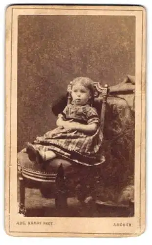 Fotografie Aug. Kampf, Aachen, Comphausbad Str. 27, Elli Honigmann in kariertem Kleid