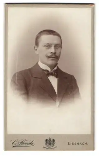 Fotografie Carl Remde, Eisenach, Frauenberg 29, Gustav Sauermilch mit Zwicker