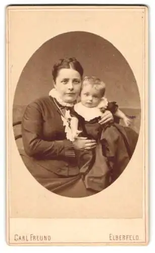 Fotografie Carl Freund, Elberfeld, Hofauerstrasse 87, Marte Fisseler geb. Schleif mit ihrem Kind