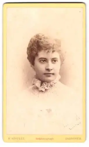 Fotografie W. Höffert, Hannover, Georgstrasse 9, Fräulein Wismar im Porträt