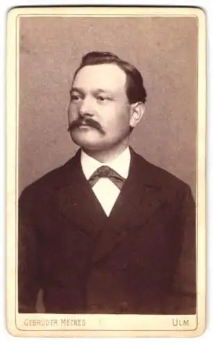 Fotografie Gebrüder Meckes, Ulm, Promenade 11, Porträt eines Herrn mit Schnurrbart