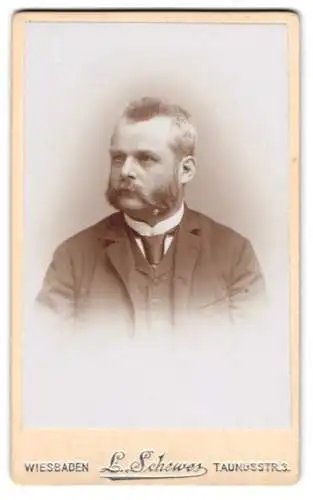 Fotografie L. Schewes, Wiesbaden, Taunusstr. 3, Louis Schleif im Porträt
