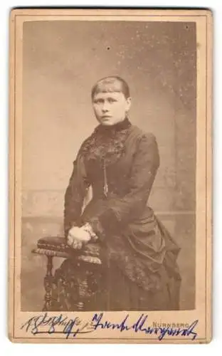 Fotografie C. Schmidt jr, Nürnberg, Frauentorzwinger, Margeret im Jahr 1889
