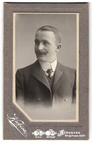 Fotografie Curt Kubica, Nürnberg, Königstrasse 33/37, J. Balletstrober im Porträt