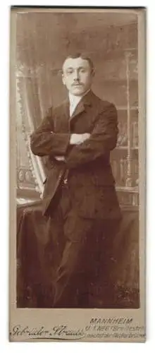 Fotografie Gebrüder Straub, Mannheim, Breitestrasse, Georg Schmitt im Anzug