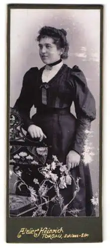 Fotografie Atelier Heinrich, Torgau, Schloss-Strasse, Anna Wollschläger in hochgeschlossenem Kleid
