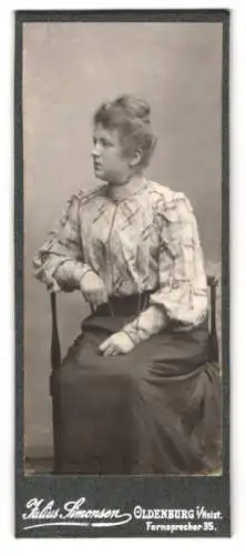 Fotografie Julius Simonsen, Oldenburg, Charlotte in karierter Bluse