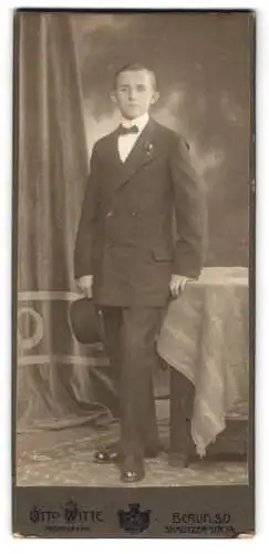 Fotografie Otto Witte, Berlin, Skalitzer Str. 54, Walter in Anzug und Fliege