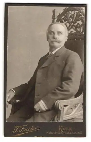 Fotografie J. Fuchs, Köln, Hohestr. 133, Heinrich Schwarz auf einem Lehnstuhl