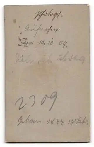 Fotografie J. Fuchs, Köln, Hohestr. 133, Heinrich Schwarz auf einem Lehnstuhl