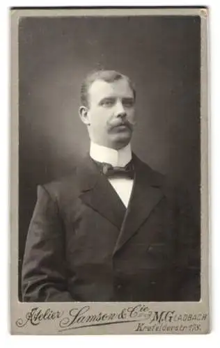 Fotografie Atelier Samson & Cie, M. Gladbach, Krefelderstr. 178, Herr Schwarz in Anzug und Fliege
