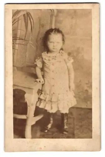 Fotografie unbekannter Fotograf und Ort, Elisabeth Schwarz geb. Thielen als kleines Mädchen