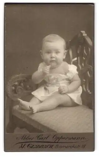 Fotografie Carl Oppermann, M. Gladbach, Bismarckstrasse 18, Porträt eines Kleinkindes auf kunstvollem Stuhl