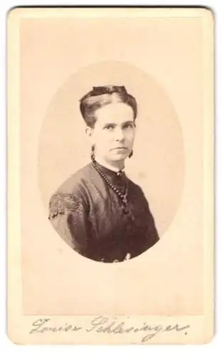 Fotografie Wilhelm Mayr, Creuznach, Salinen-Promenade, Louise Kröger geb. Schlesinger im Porträt mit Kreuzanhänger