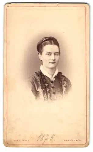 Fotografie Wilh. Mayr, Kreuznach, Salinen Promenade, Helene Borchard im Jahr 1875