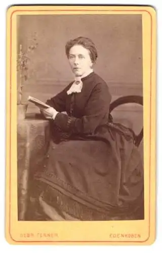 Fotografie Gebr. Ferner, Edenkoben, Fr. Antonie Gerlitz mit Buch am Tisch sitzend