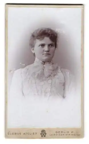 Fotografie Globus Atelier, Berlin, Leipziger Str. 132/137, Frau Nuhe mit Spitzenkragen