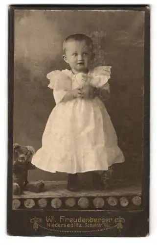 Fotografie W. Freudenberger, Niedersedlitz, niedliches kleines Mädchen mit Teddybär und Ball